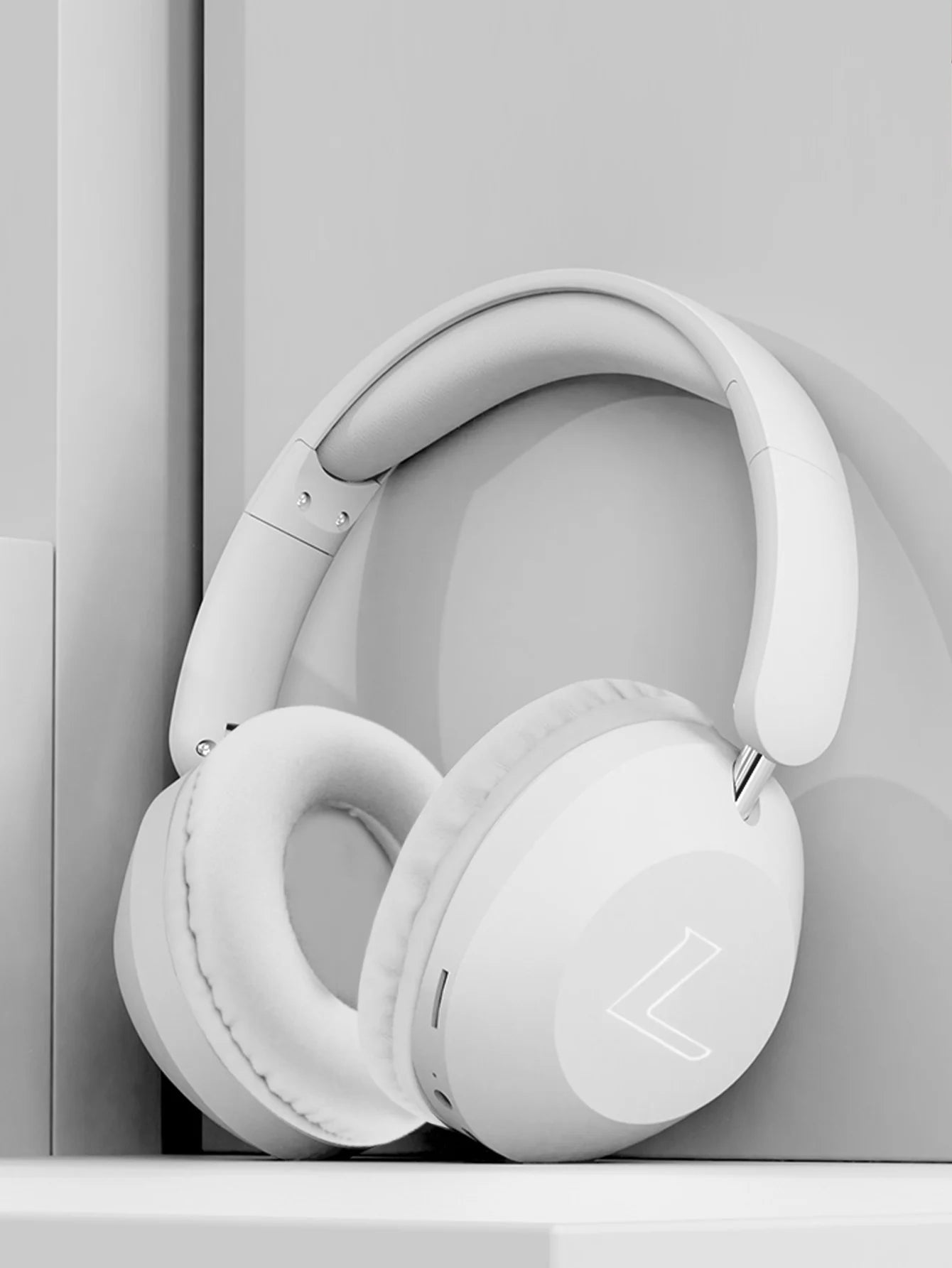 Over-ear Bluetooth headphones, high-quality wireless calls, long-life sports, gaming and music listening Bluetooth headphones